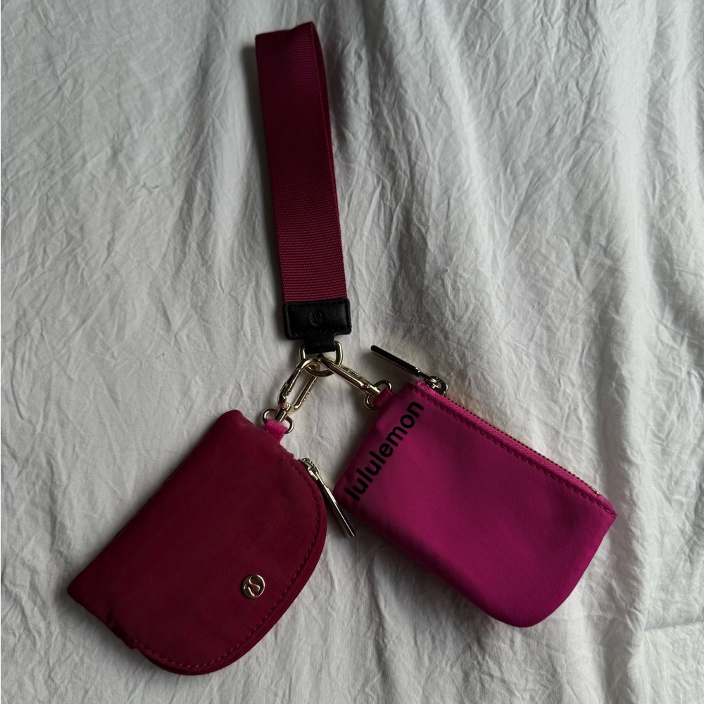 🩷 Lululemon dual pouch wristlet
💛 Gold hardware
- Perfect condition!